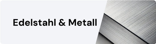 Edelstahl und Metall Schriftzug neben Metalloberfläche, repräsentiert die Materialqualität und Vielseitigkeit.