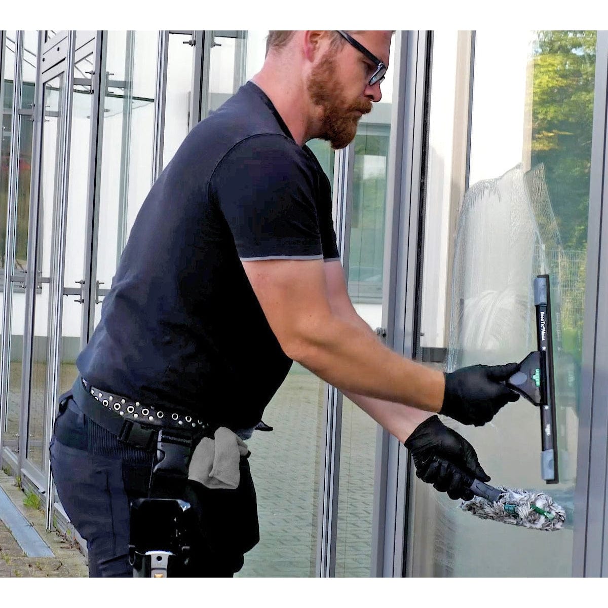 Profi reinigt Fenster mit UNGER 4in1 NinJa Glasreinigungsset für beste Leistung.